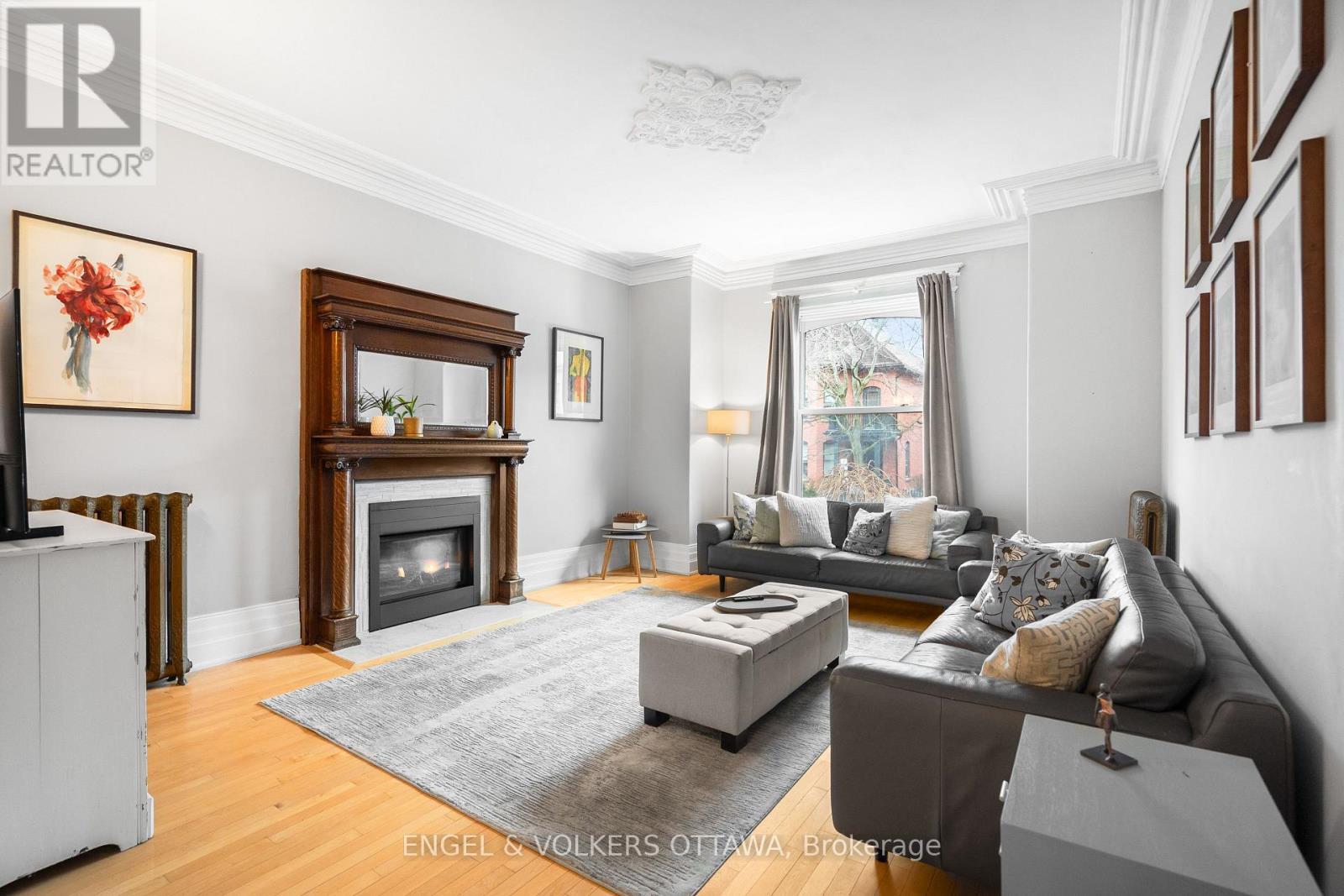 553 Gilmour Street, Ottawa, ON - Indoor Photo Showing Living Room With Fireplace