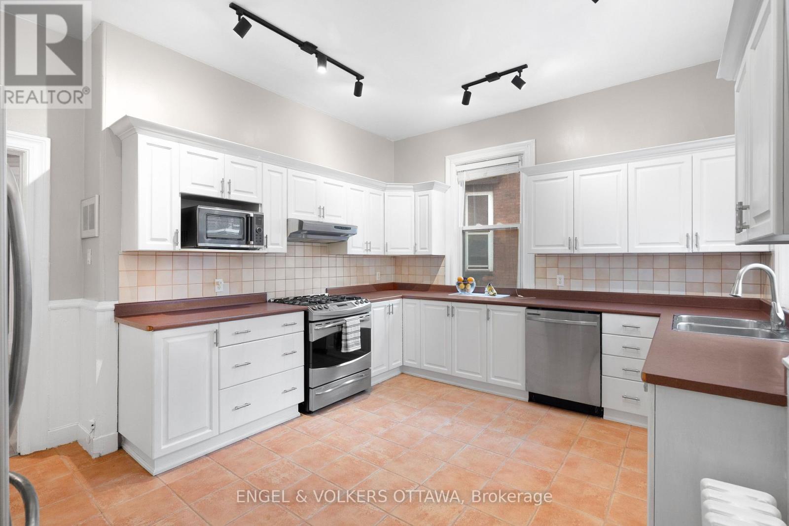 553 Gilmour Street, Ottawa, ON - Indoor Photo Showing Kitchen With Double Sink