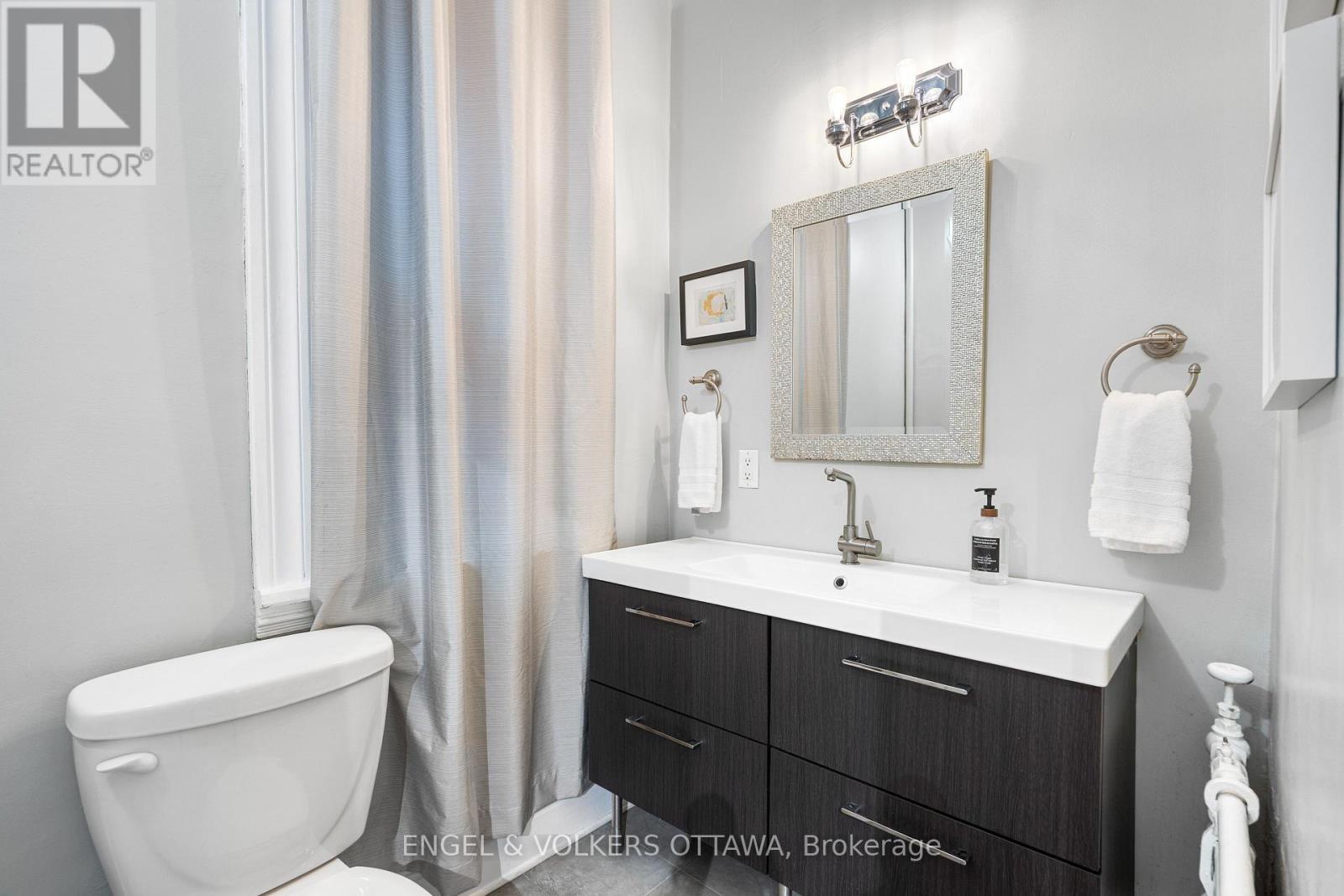 553 Gilmour Street, Ottawa, ON - Indoor Photo Showing Bathroom