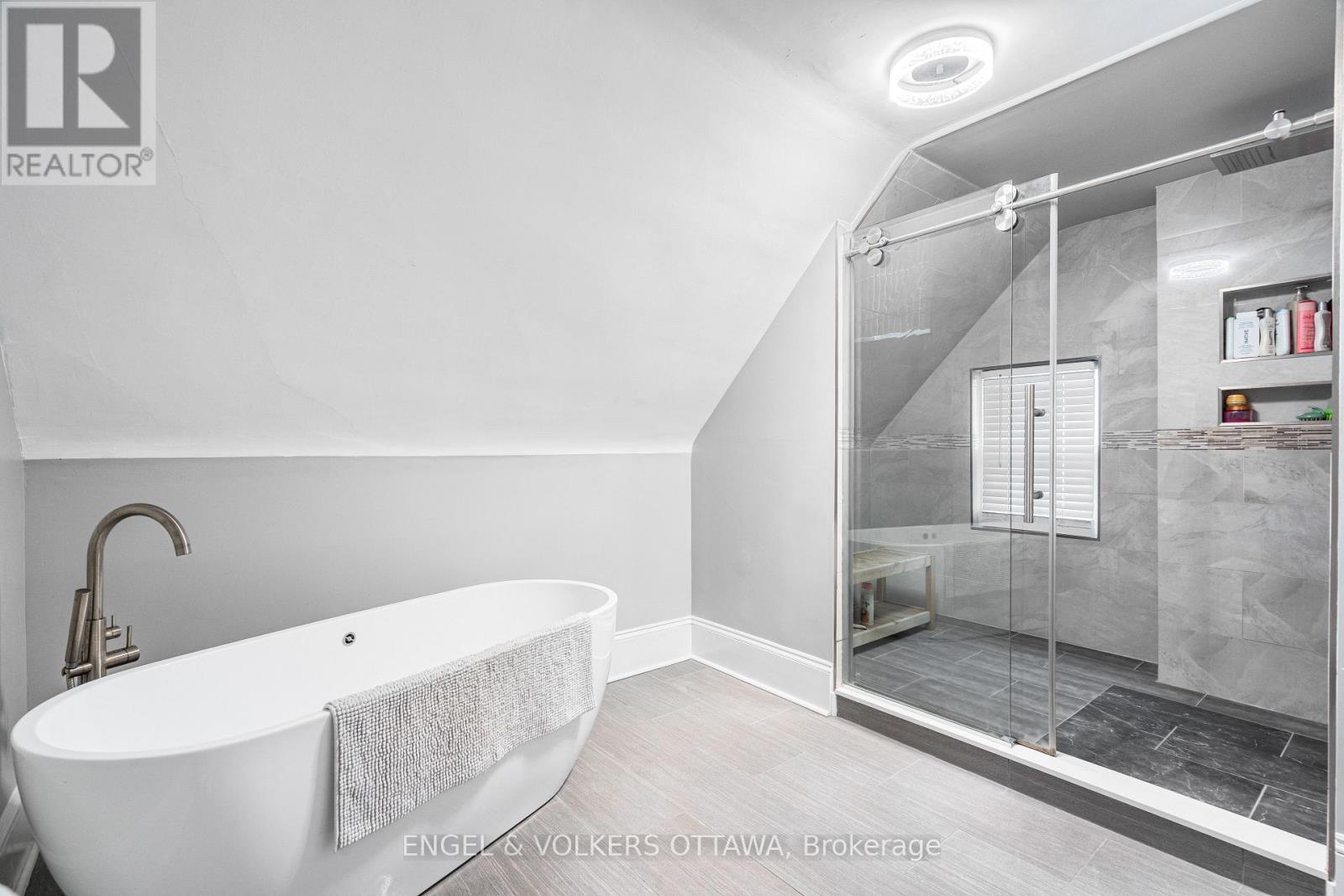 553 Gilmour Street, Ottawa, ON - Indoor Photo Showing Bathroom