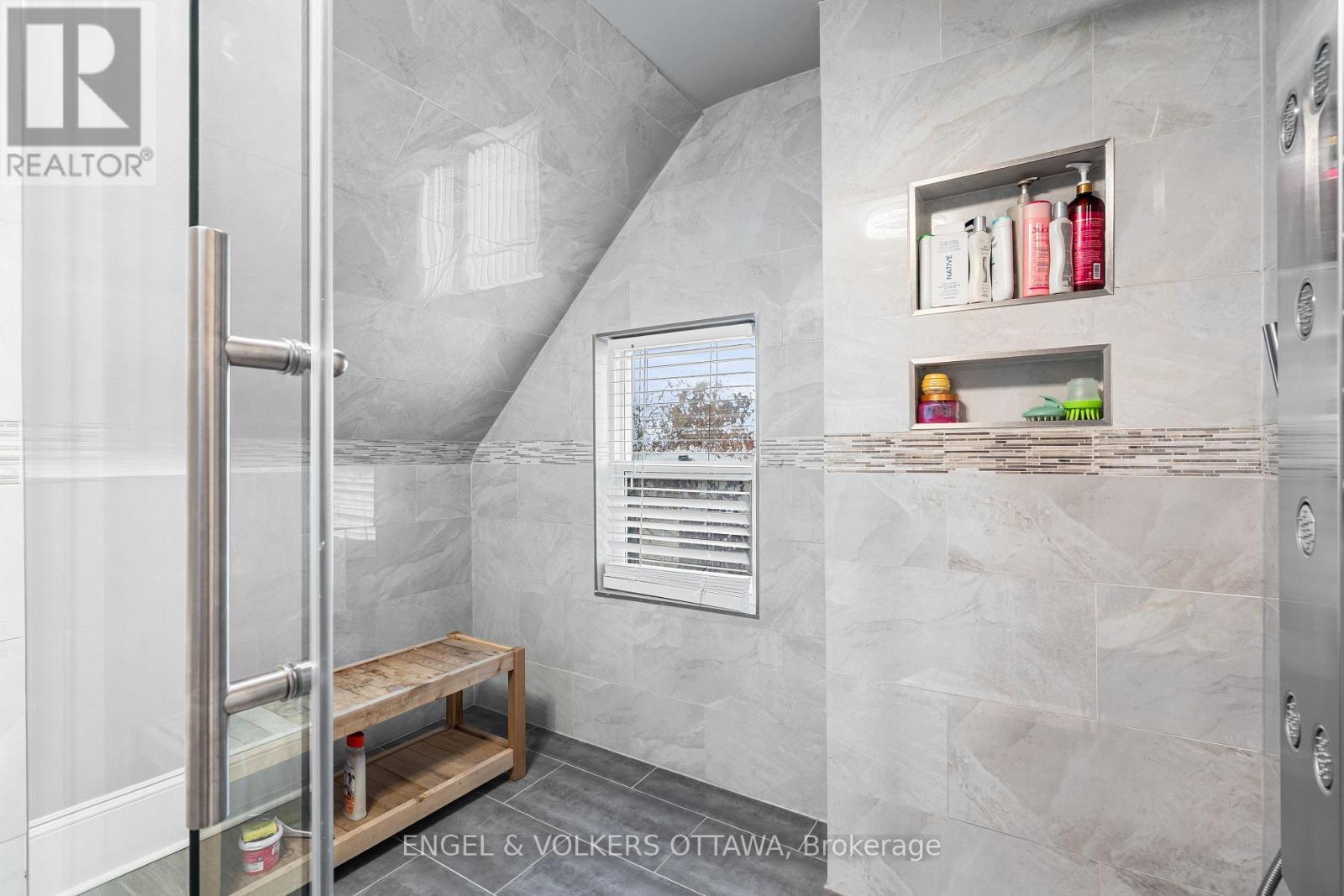 553 Gilmour Street, Ottawa, ON - Indoor Photo Showing Bathroom