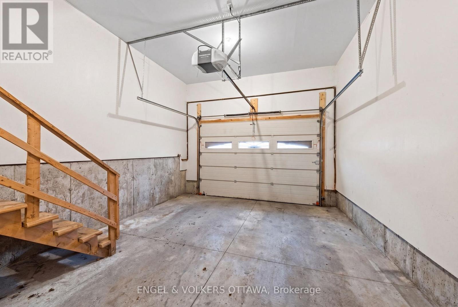 249 Atlantis Avenue, Ottawa, ON - Indoor Photo Showing Garage