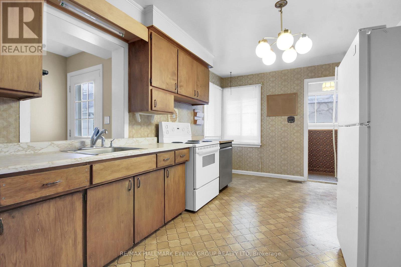 2018 Olympia Crescent, Ottawa, ON - Indoor Photo Showing Kitchen
