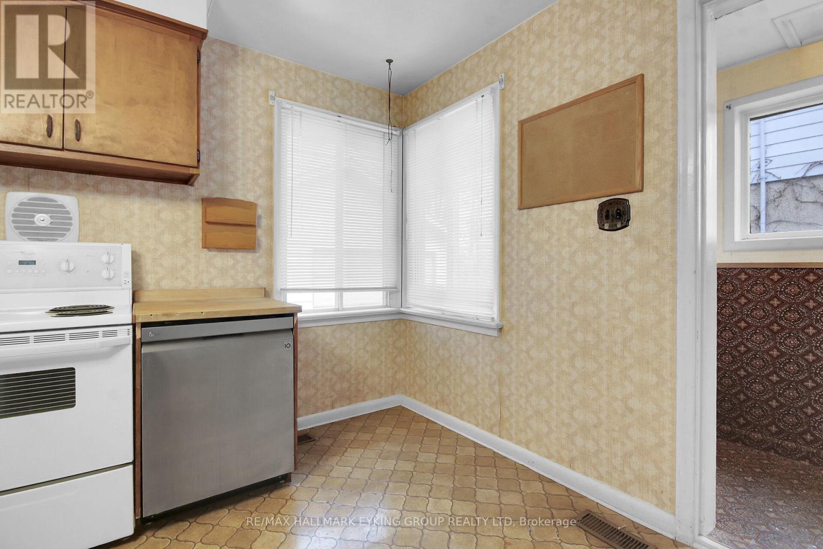 2018 Olympia Crescent, Ottawa, ON - Indoor Photo Showing Kitchen