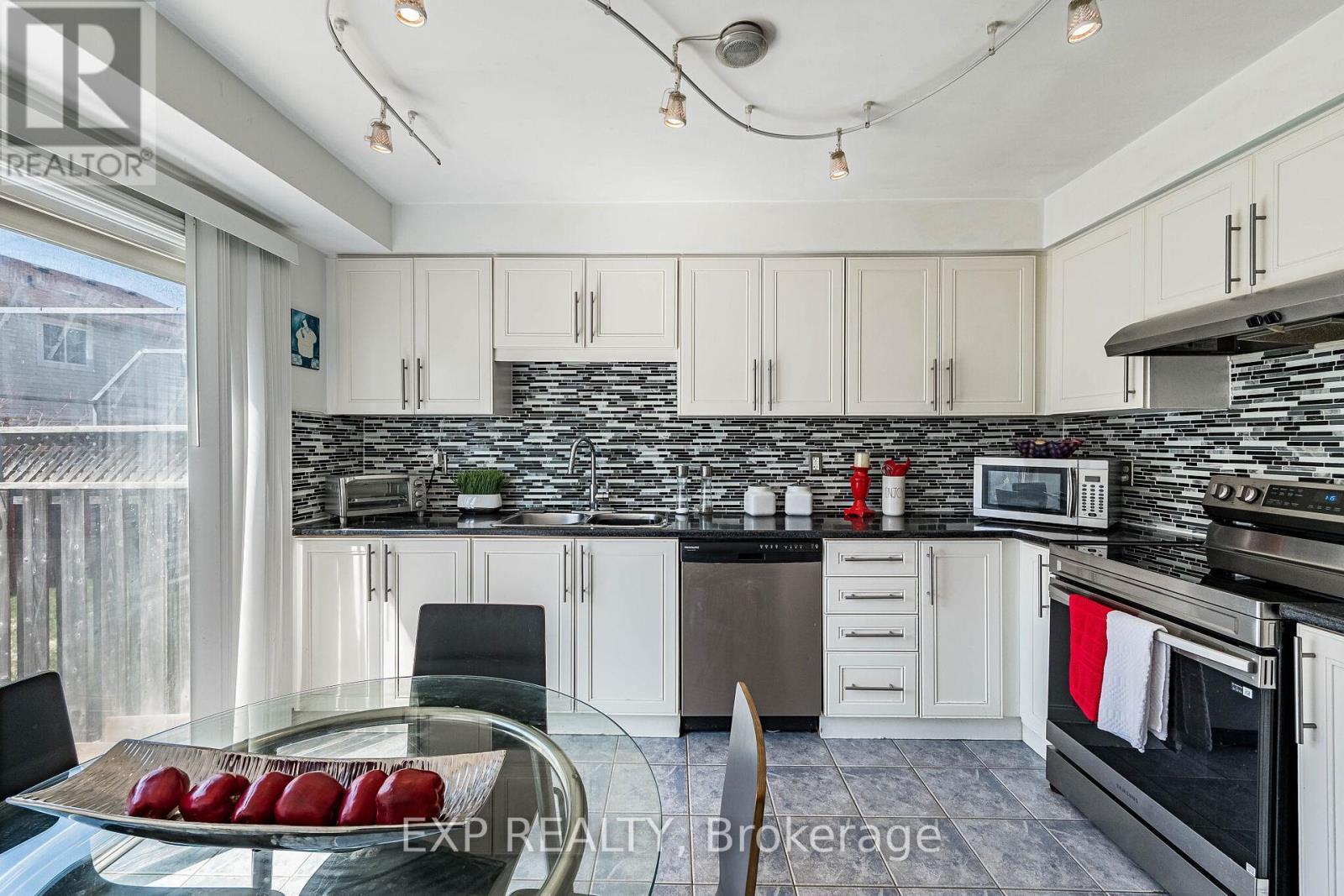 53 Sweetwood Circle, Brampton, ON - Indoor Photo Showing Kitchen With Stainless Steel Kitchen With Double Sink With Upgraded Kitchen