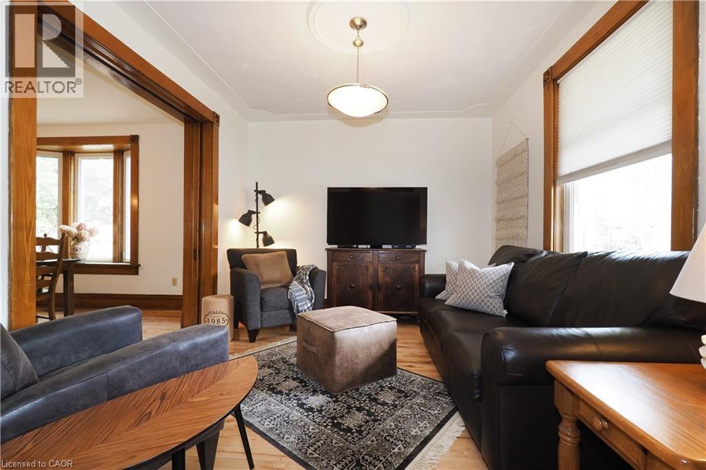 18 Theresa Street, Kitchener, ON - Indoor Photo Showing Living Room