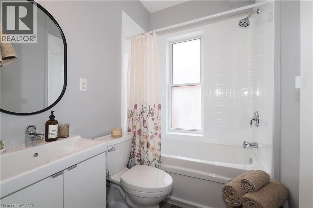 18 Theresa Street, Kitchener, ON - Indoor Photo Showing Bathroom