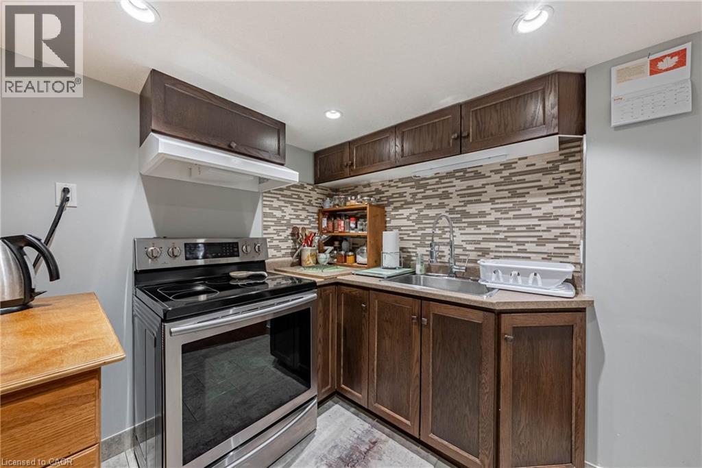 228 Holbeach Crescent, Waterloo, ON - Indoor Photo Showing Kitchen
