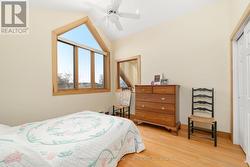 Guest bedroom has more stunning windows - 