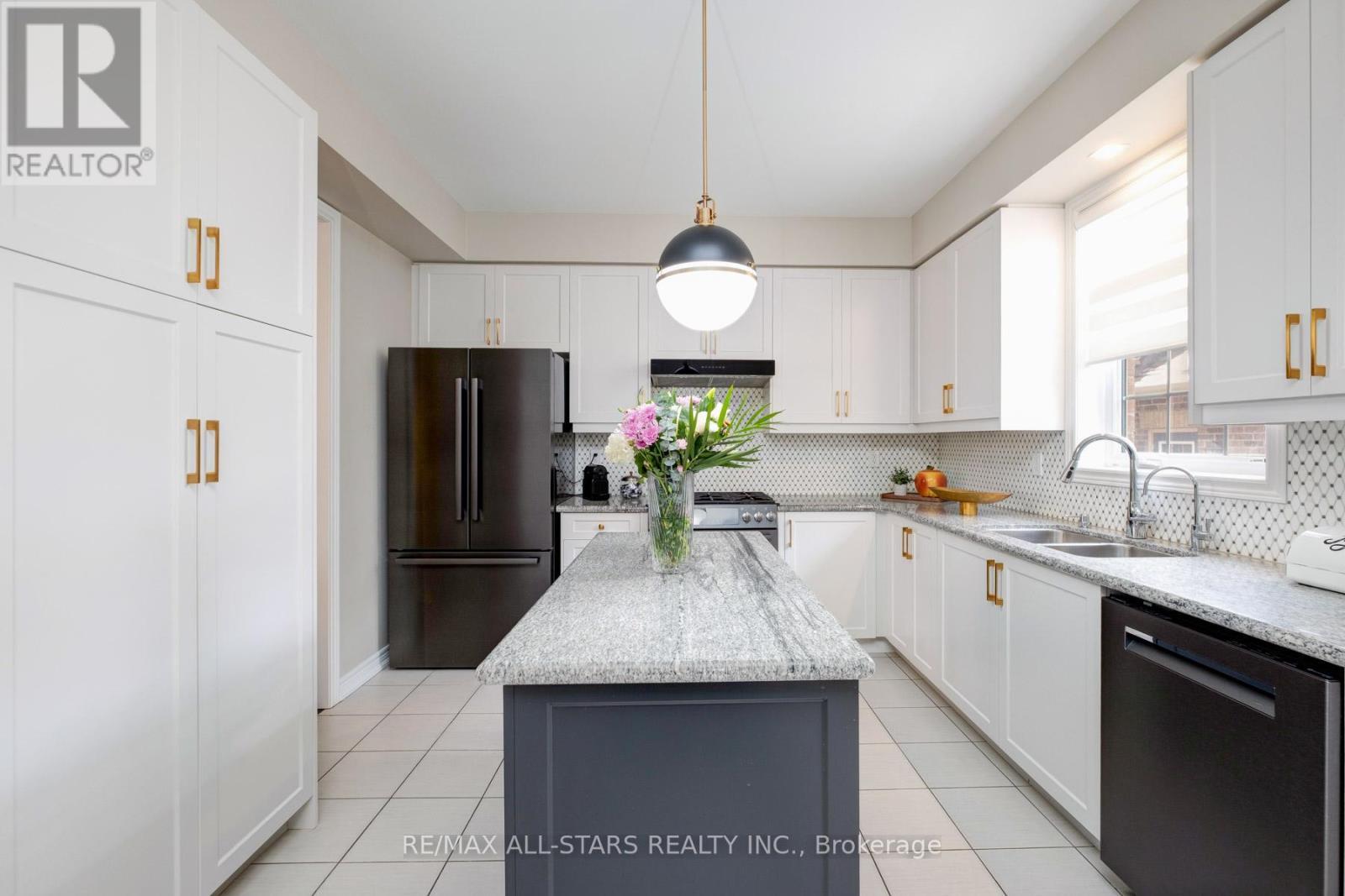 212 East'S Corners Boulevard, Vaughan, ON - Indoor Photo Showing Kitchen With Double Sink With Upgraded Kitchen