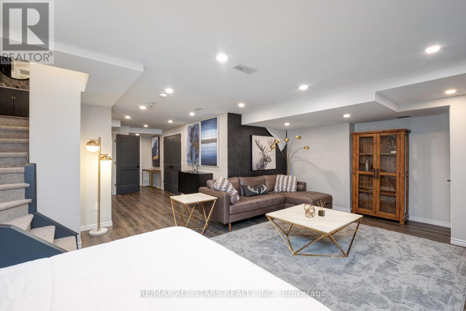 212 East'S Corners Boulevard, Vaughan, ON - Indoor Photo Showing Living Room