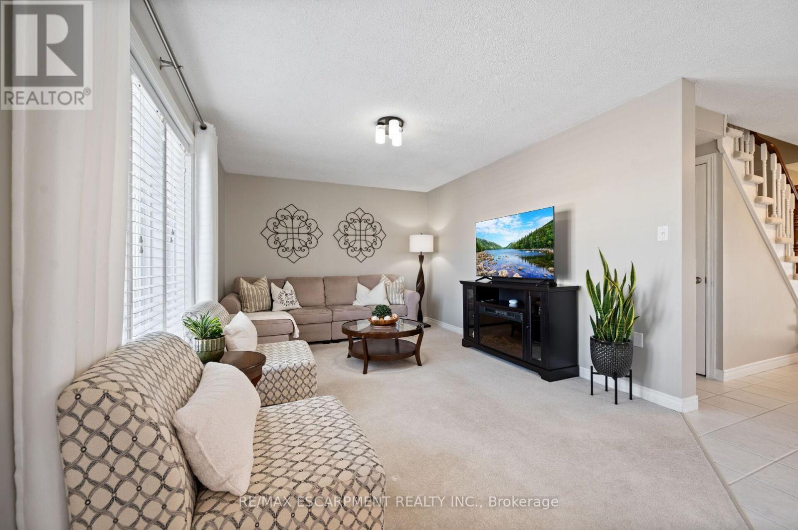 39 Colonial Crescent, Grimsby, ON - Indoor Photo Showing Living Room