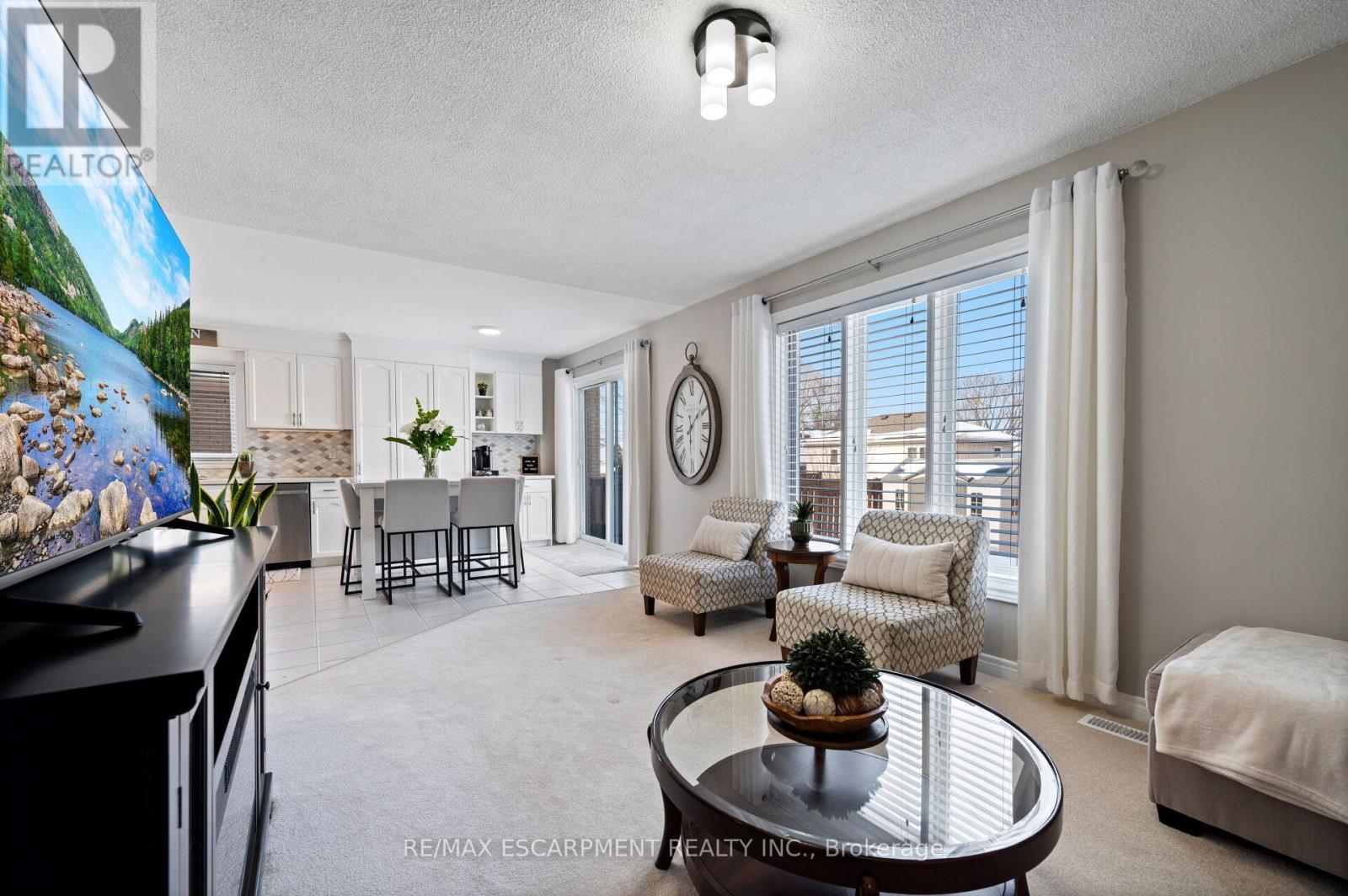 39 Colonial Crescent, Grimsby, ON - Indoor Photo Showing Living Room