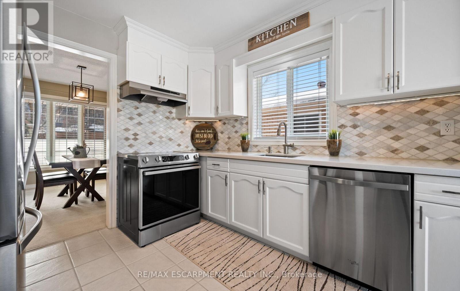 39 Colonial Crescent, Grimsby, ON - Indoor Photo Showing Kitchen With Stainless Steel Kitchen