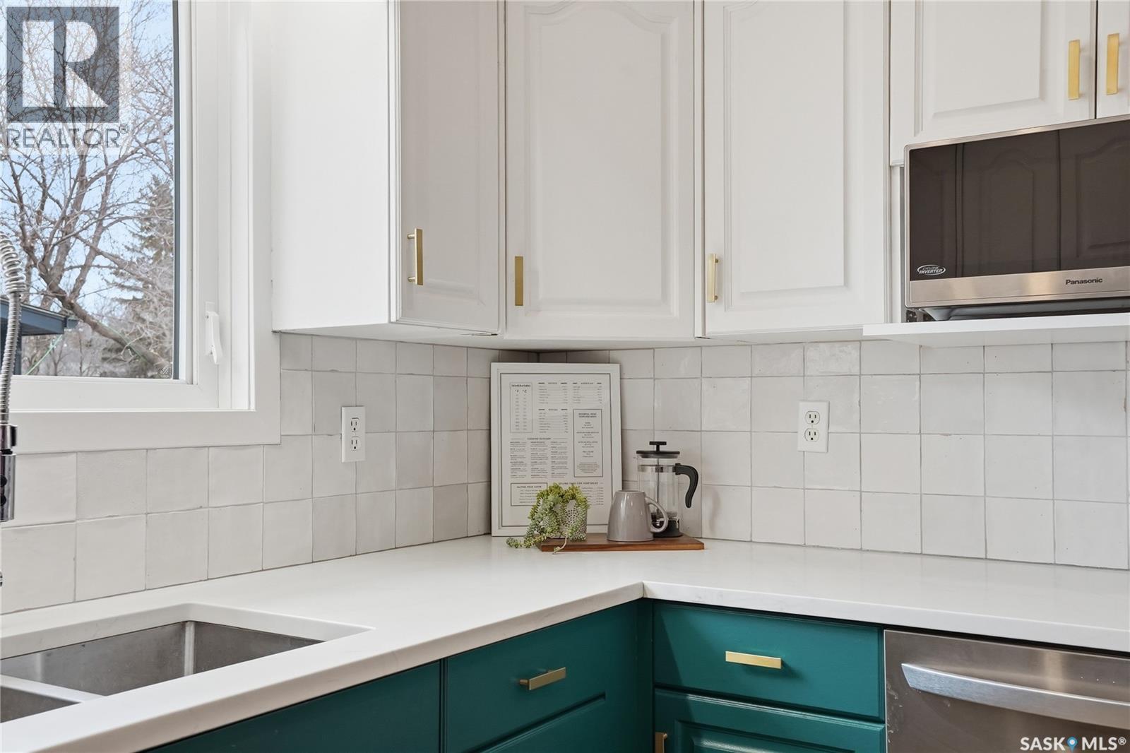 418 Pinehouse Drive, Saskatoon, SK - Indoor Photo Showing Kitchen