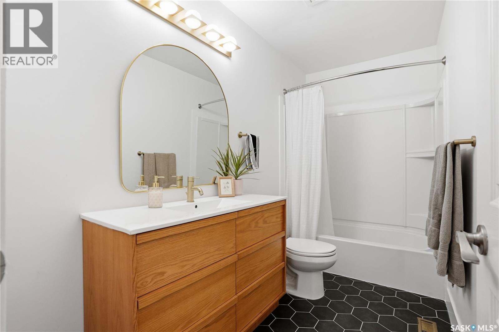 418 Pinehouse Drive, Saskatoon, SK - Indoor Photo Showing Bathroom
