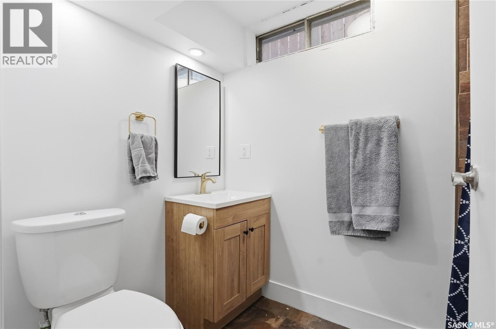 418 Pinehouse Drive, Saskatoon, SK - Indoor Photo Showing Bathroom