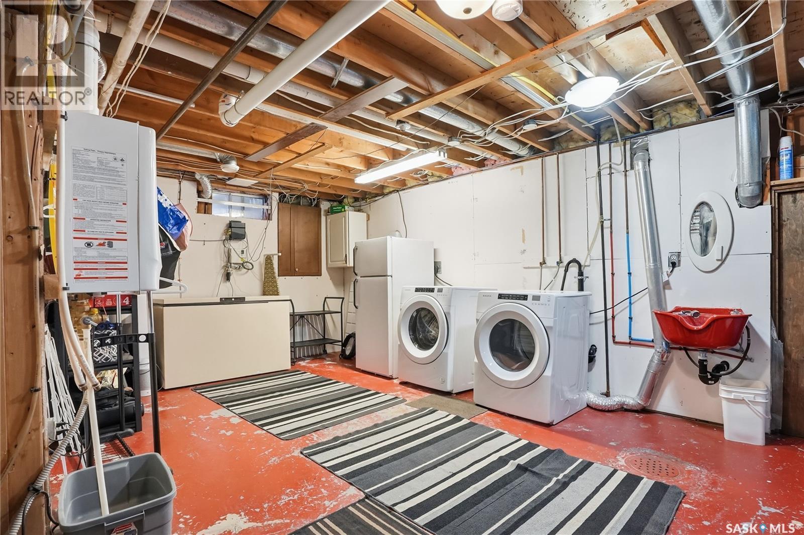 418 Pinehouse Drive, Saskatoon, SK - Indoor Photo Showing Laundry Room
