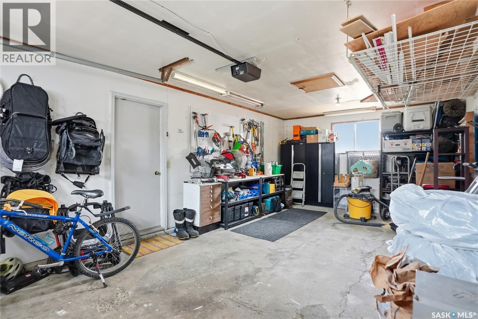 418 Pinehouse Drive, Saskatoon, SK - Indoor Photo Showing Garage