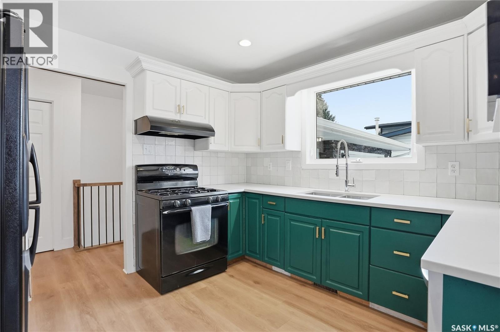 418 Pinehouse Drive, Saskatoon, SK - Indoor Photo Showing Kitchen With Double Sink