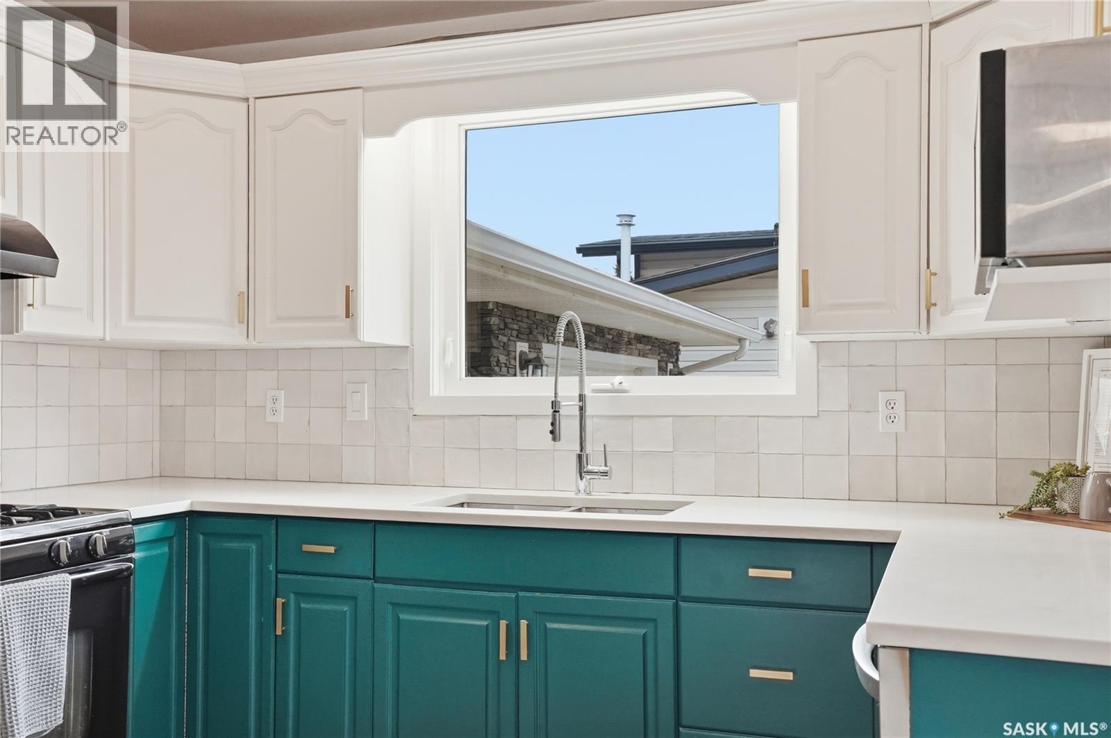 418 Pinehouse Drive, Saskatoon, SK - Indoor Photo Showing Kitchen With Double Sink