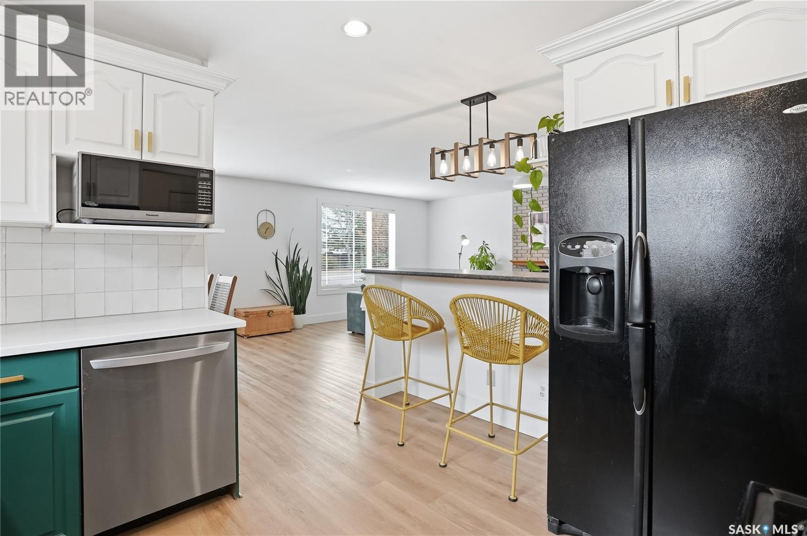 418 Pinehouse Drive, Saskatoon, SK - Indoor Photo Showing Kitchen