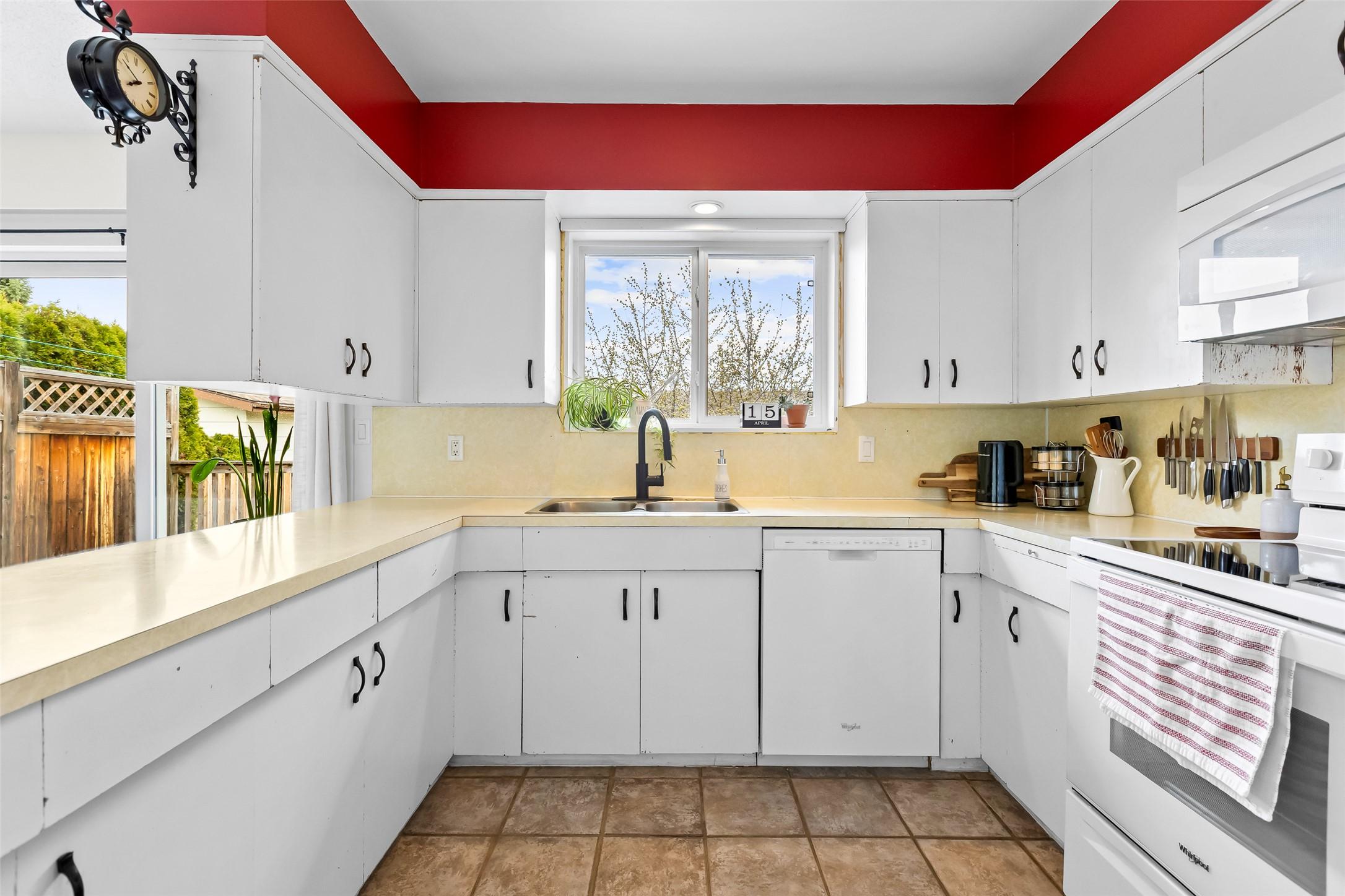 2107 Ash Street, Creston, BC - Indoor Photo Showing Kitchen With Double Sink