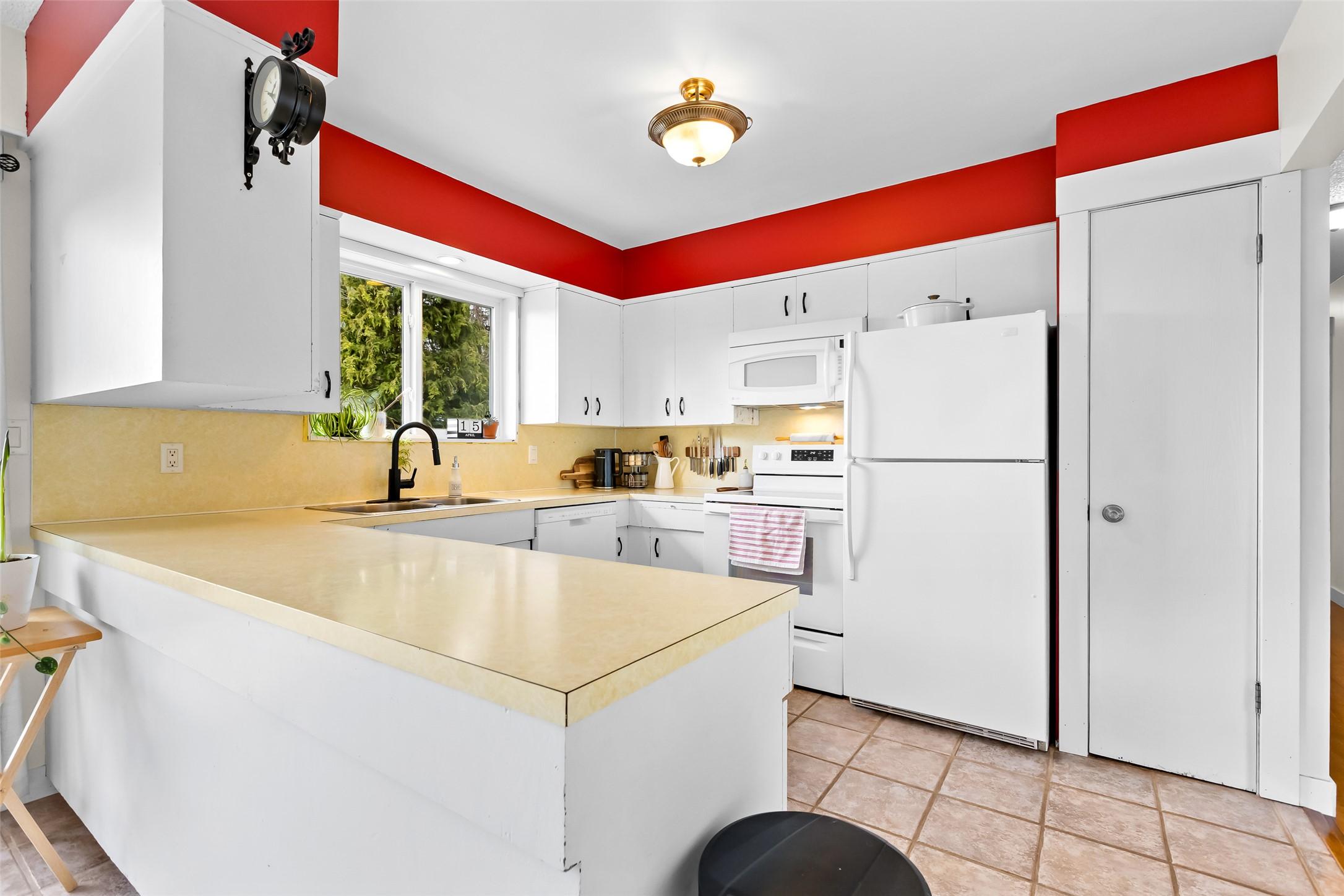 2107 Ash Street, Creston, BC - Indoor Photo Showing Kitchen With Double Sink