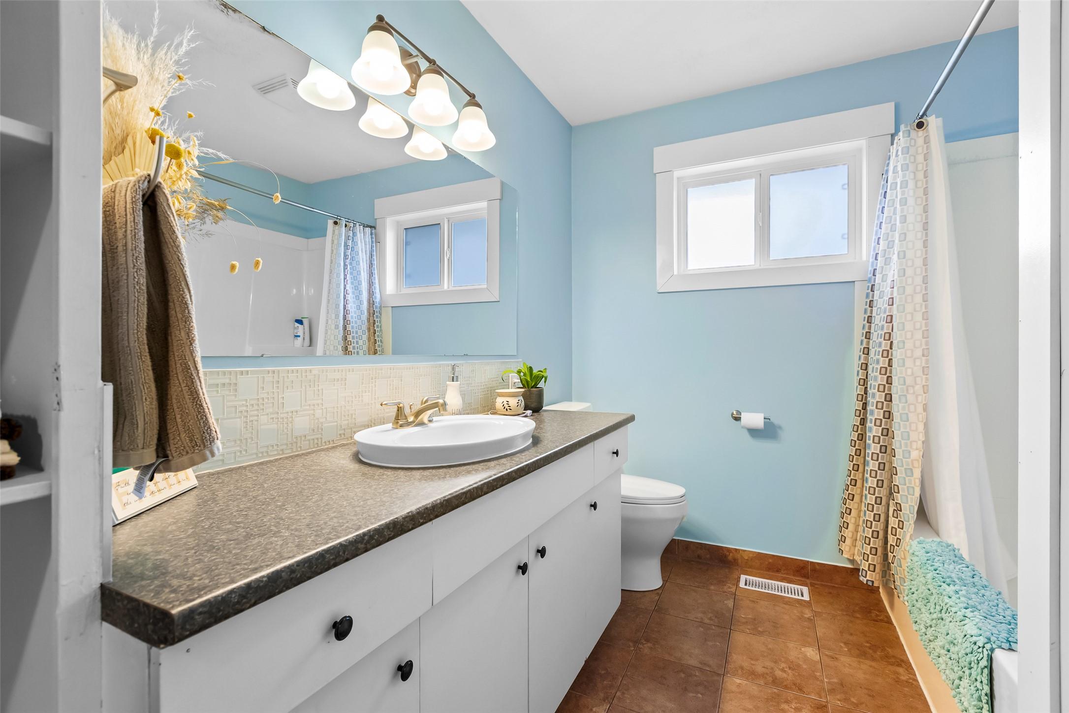 2107 Ash Street, Creston, BC - Indoor Photo Showing Bathroom