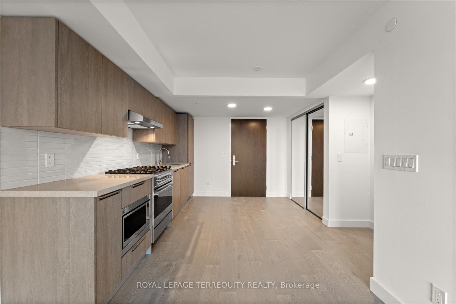 213-160 Kingsway Crescent, Toronto, ON - Indoor Photo Showing Kitchen