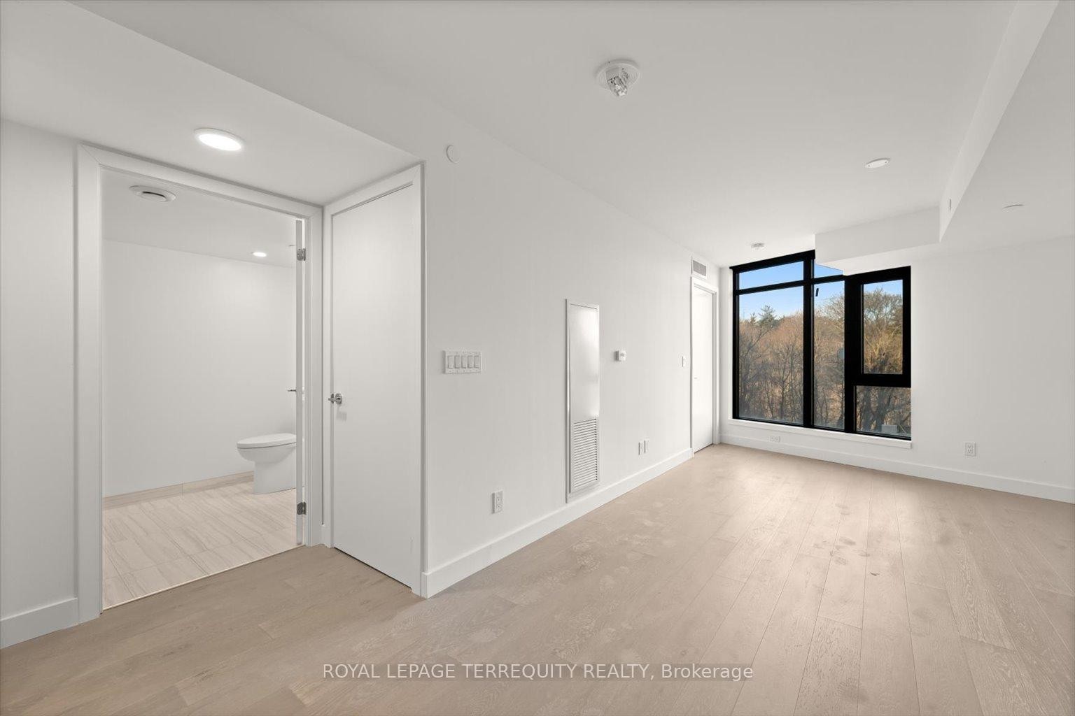213-160 Kingsway Crescent, Toronto, ON - Indoor Photo Showing Other Room