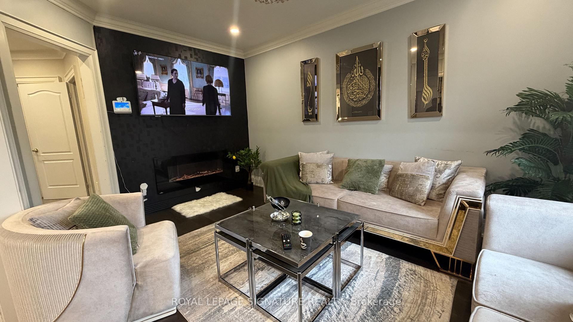 874 Mantle Crescent, Mississauga, ON - Indoor Photo Showing Living Room With Fireplace