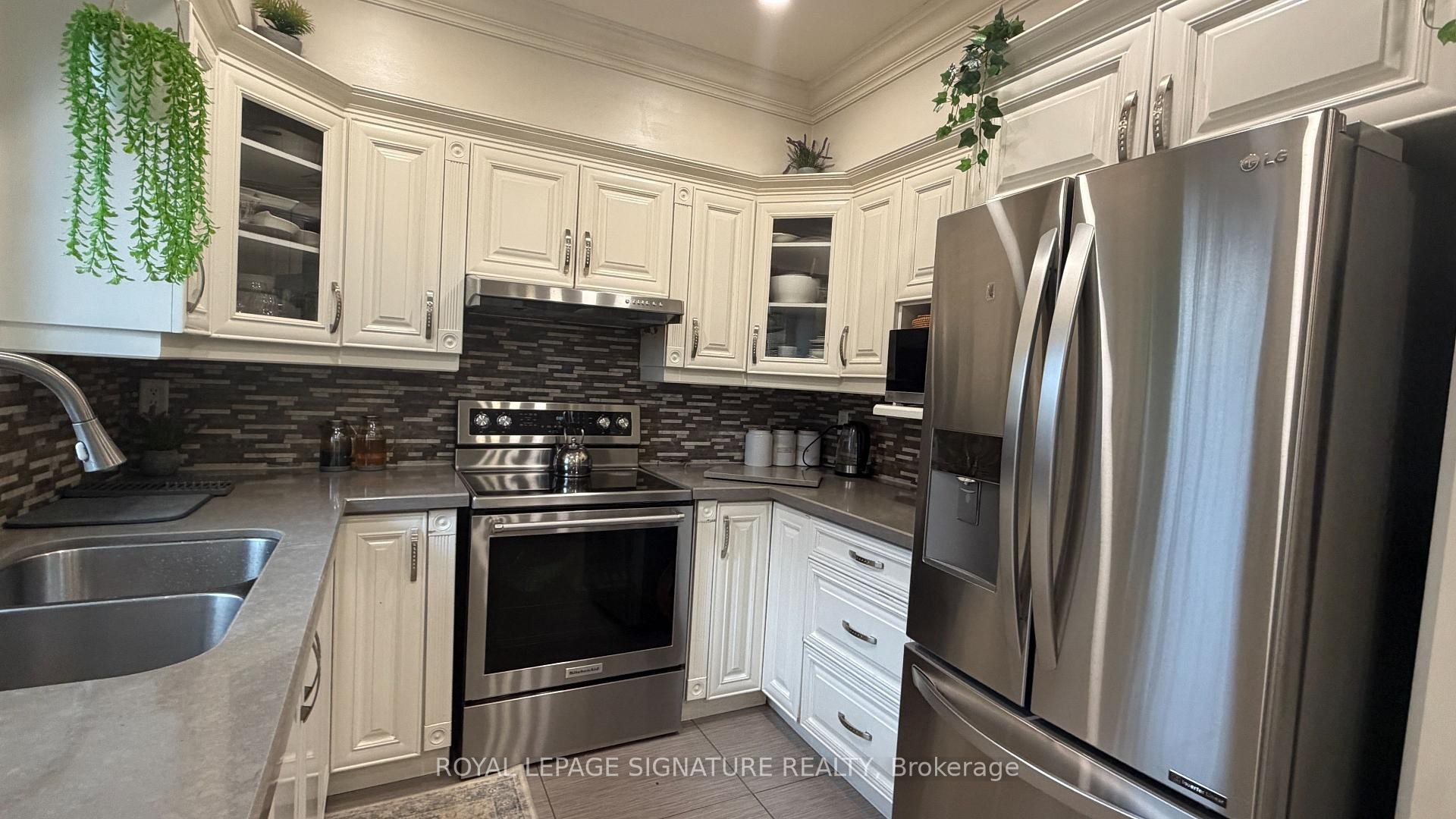 874 Mantle Crescent, Mississauga, ON - Indoor Photo Showing Kitchen With Double Sink