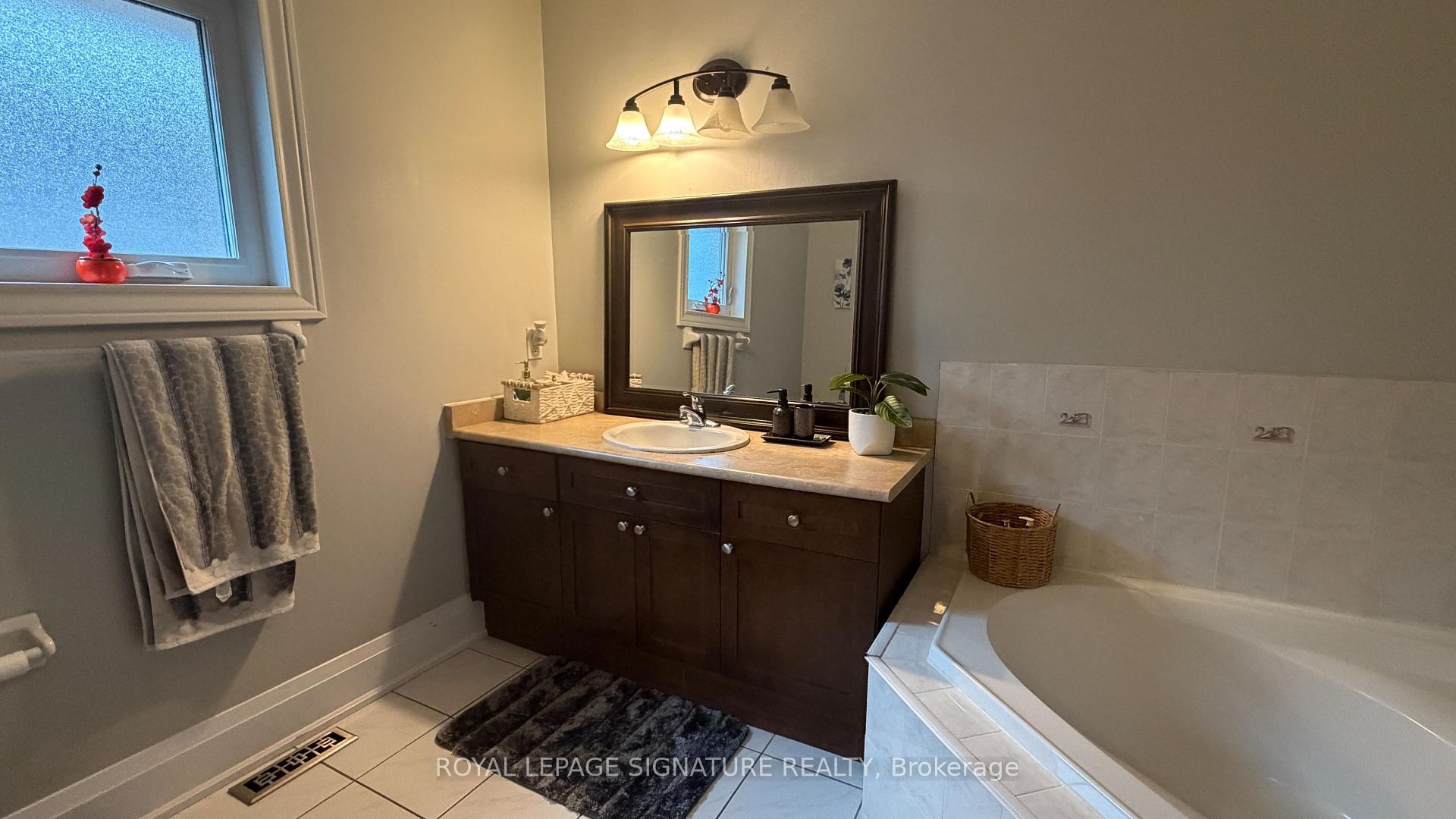 874 Mantle Crescent, Mississauga, ON - Indoor Photo Showing Bathroom