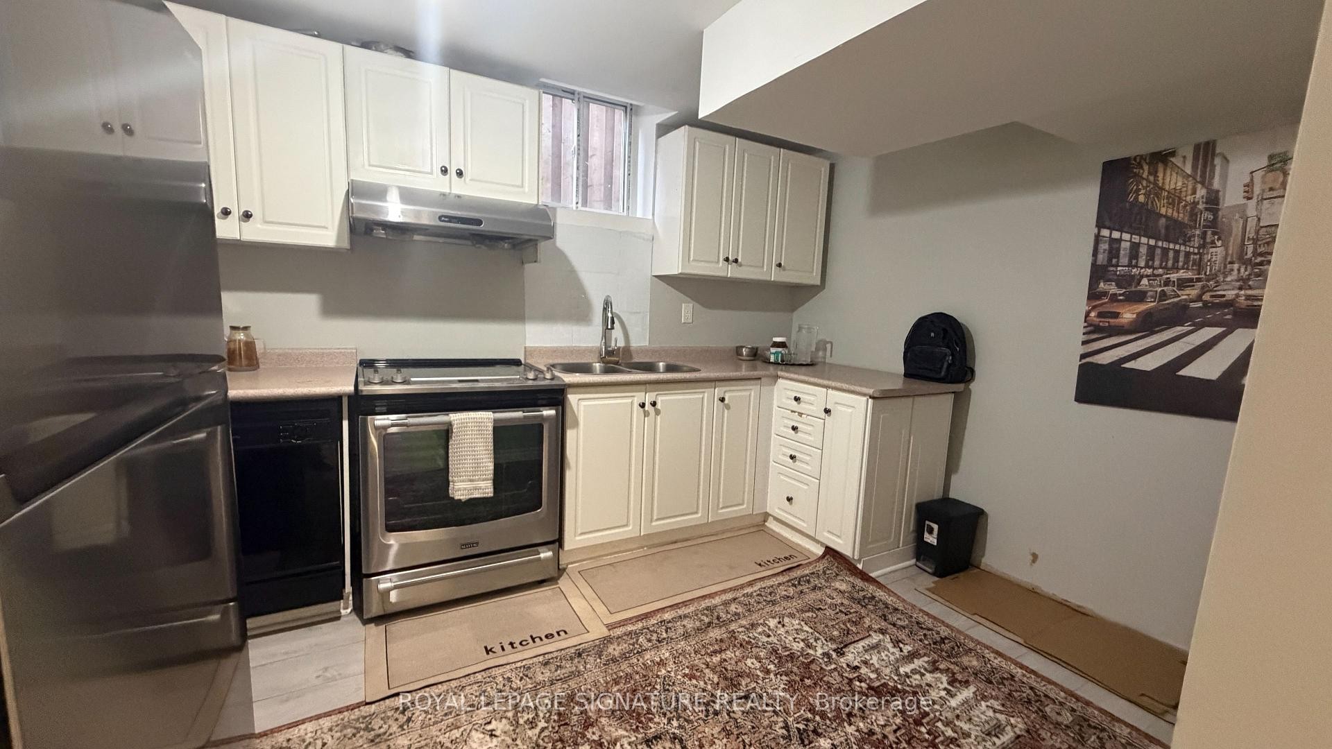 874 Mantle Crescent, Mississauga, ON - Indoor Photo Showing Kitchen With Double Sink