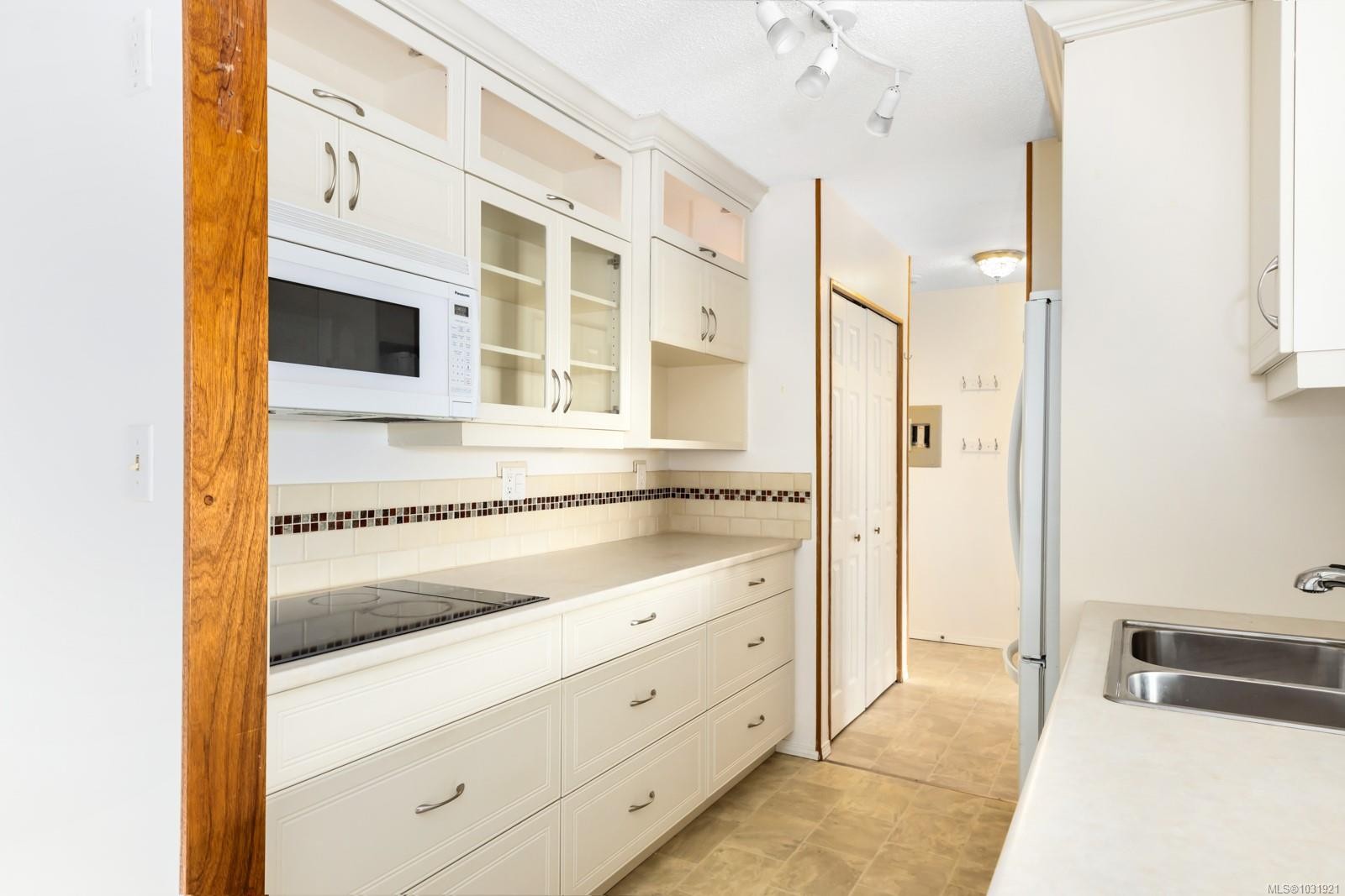 301-9942 Daniel St, Chemainus, BC - Indoor Photo Showing Kitchen With Double Sink
