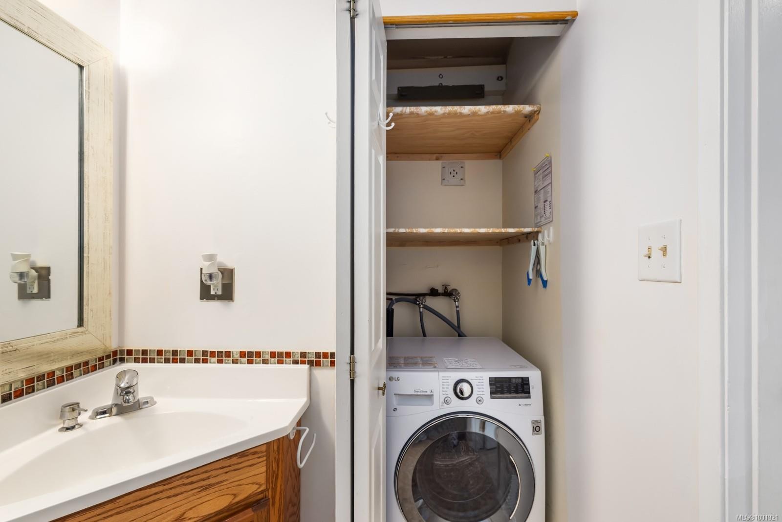301-9942 Daniel St, Chemainus, BC - Indoor Photo Showing Laundry Room
