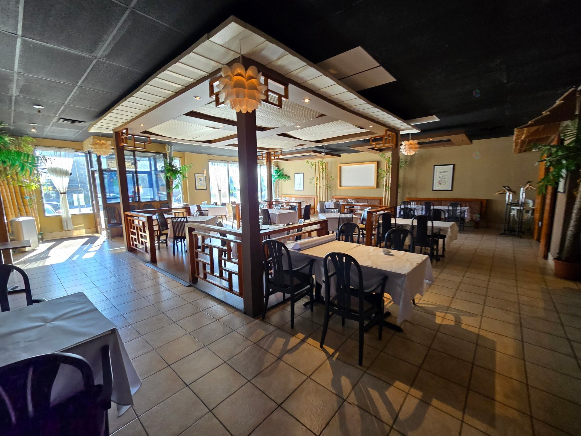 Restaurant - 6985 Rue Jarry E., Montréal (Saint-Léonard), QC - Indoor