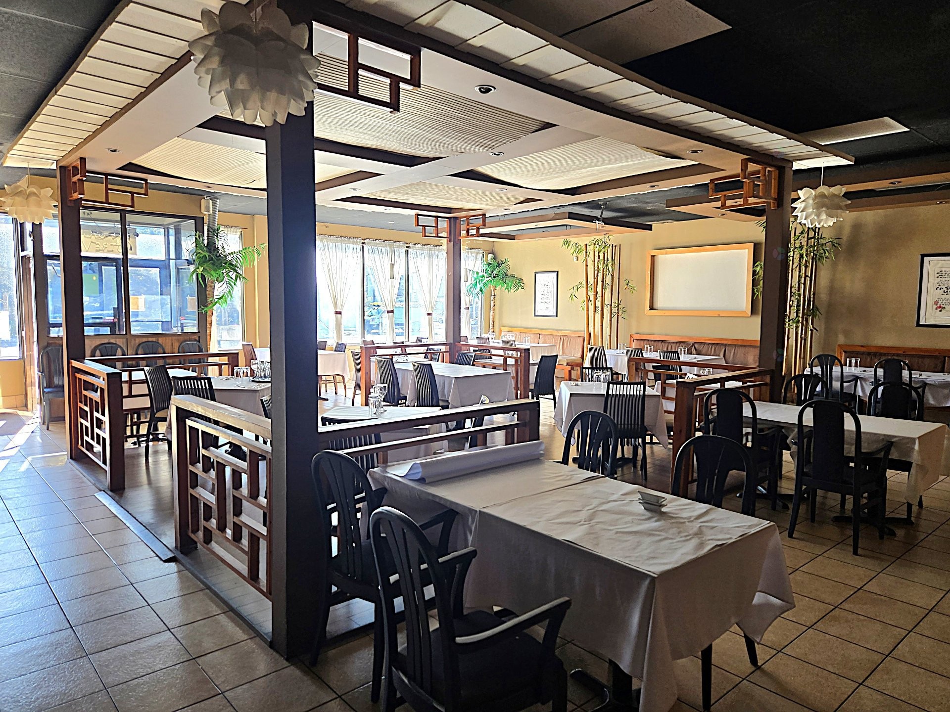 Restaurant - 6985 Rue Jarry E., Montréal (Saint-Léonard), QC - Indoor Photo Showing Dining Room
