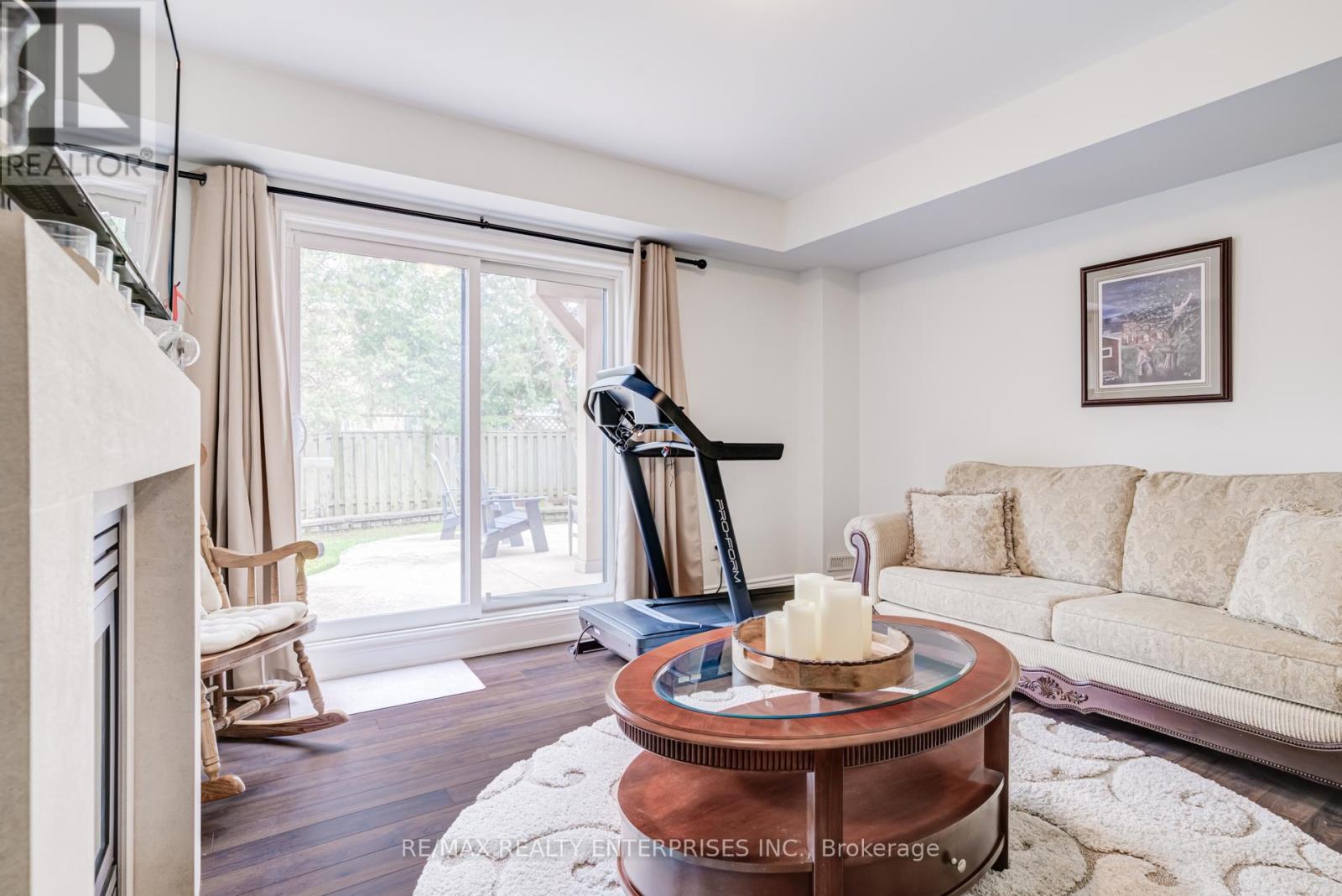 1842 Pagehurst Avenue, Mississauga, ON - Indoor Photo Showing Living Room