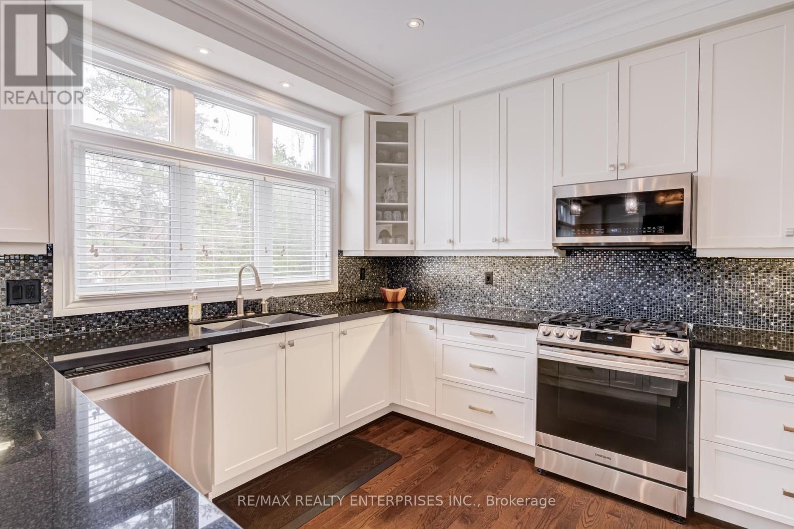 1842 Pagehurst Avenue, Mississauga, ON - Indoor Photo Showing Kitchen With Double Sink With Upgraded Kitchen