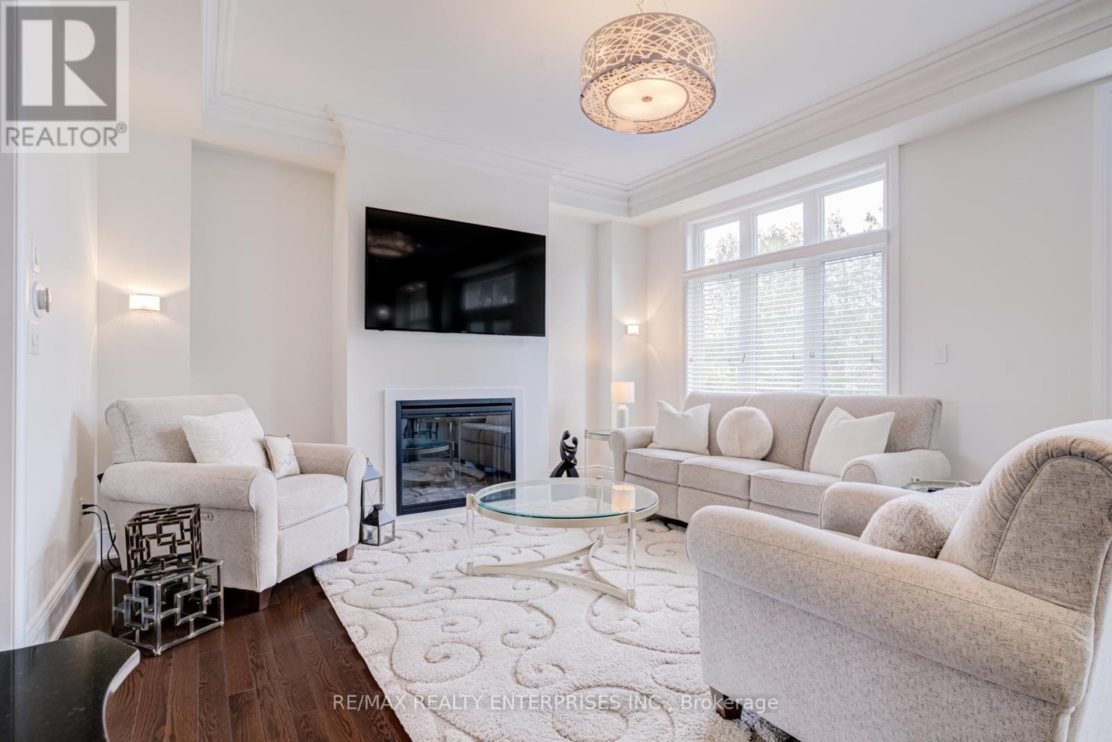1842 Pagehurst Avenue, Mississauga, ON - Indoor Photo Showing Living Room With Fireplace