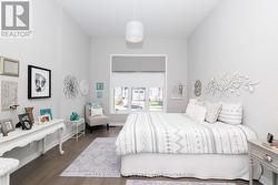 Primary Bedroom w/walk-in closet & 5pc ensuite -