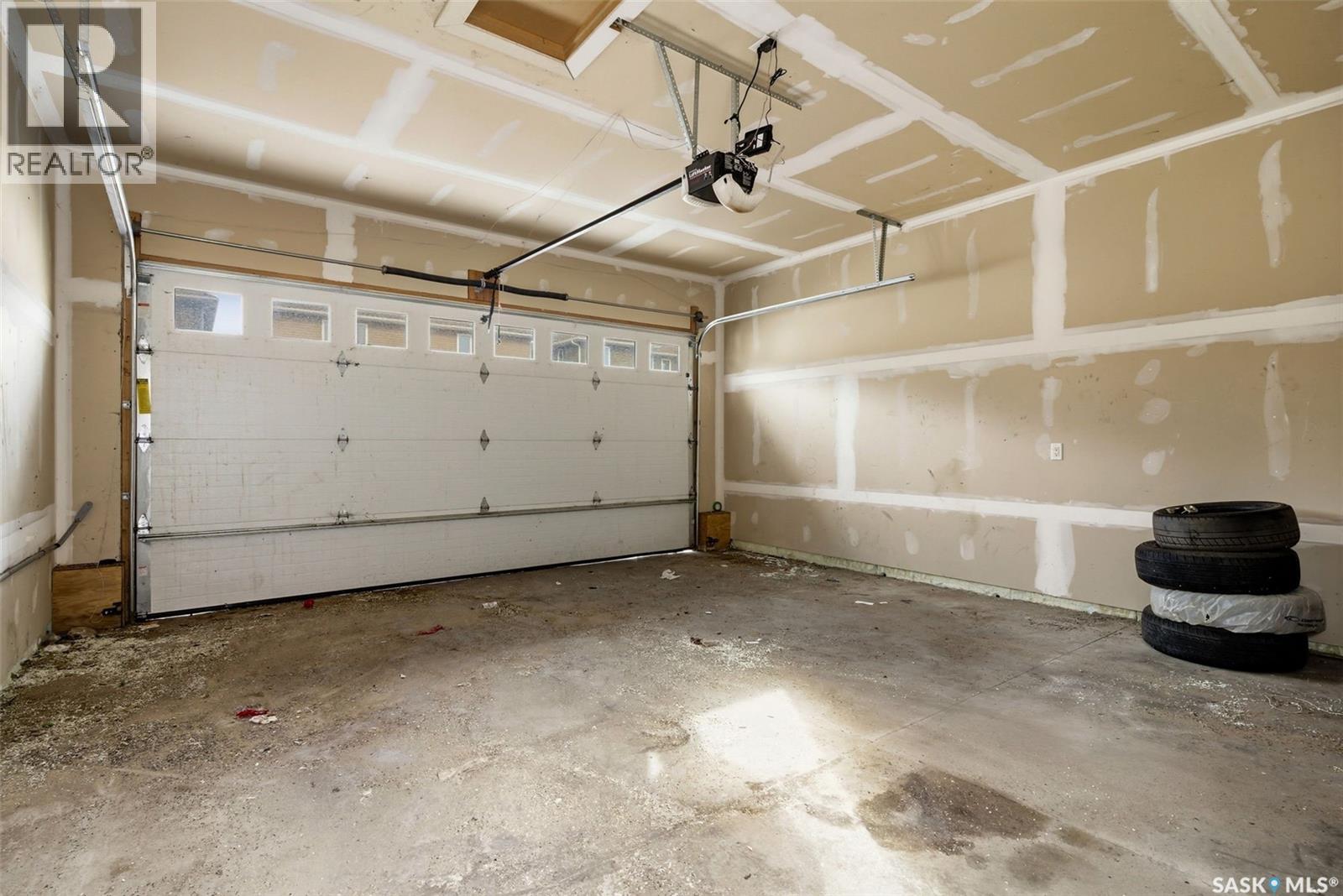 5414 Mitchinson Way, Regina, SK - Indoor Photo Showing Garage