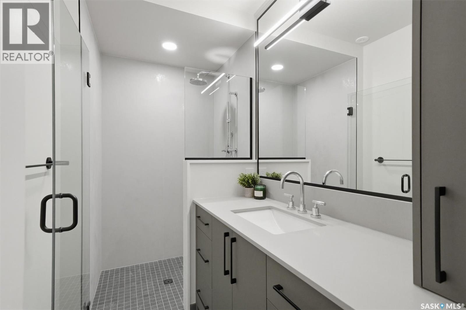 301 212 Saskatchewan Crescent, Saskatoon, SK - Indoor Photo Showing Bathroom