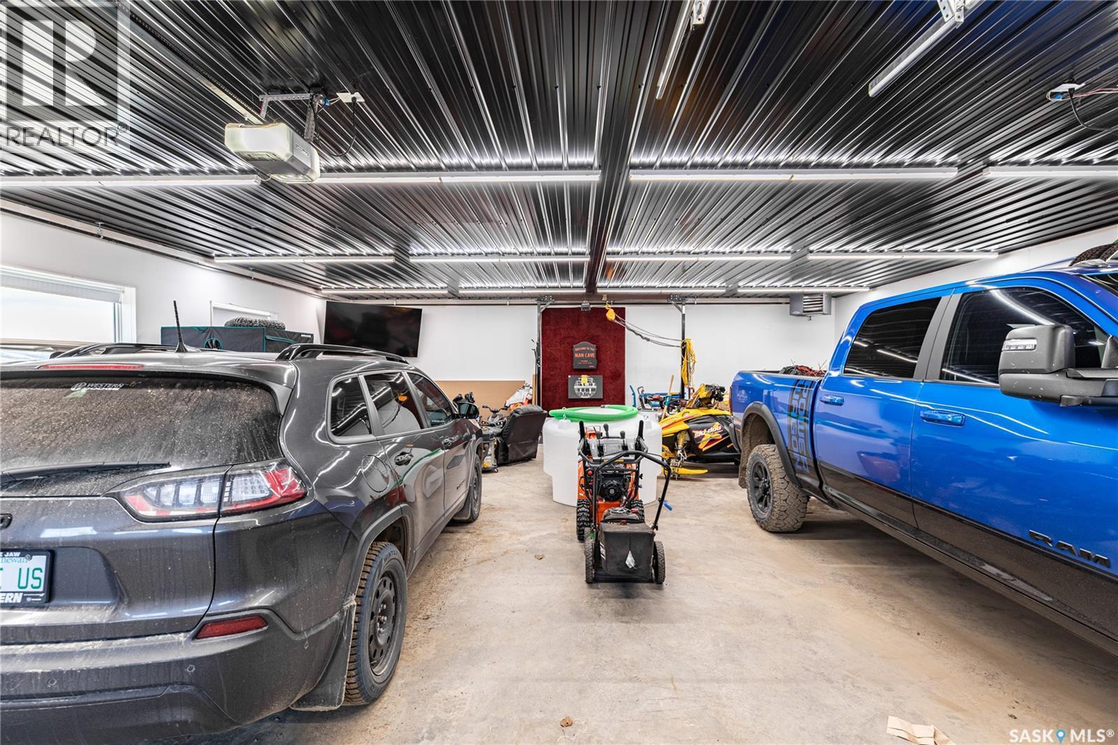 130 Marine Drive, South Lake, SK - Indoor Photo Showing Garage