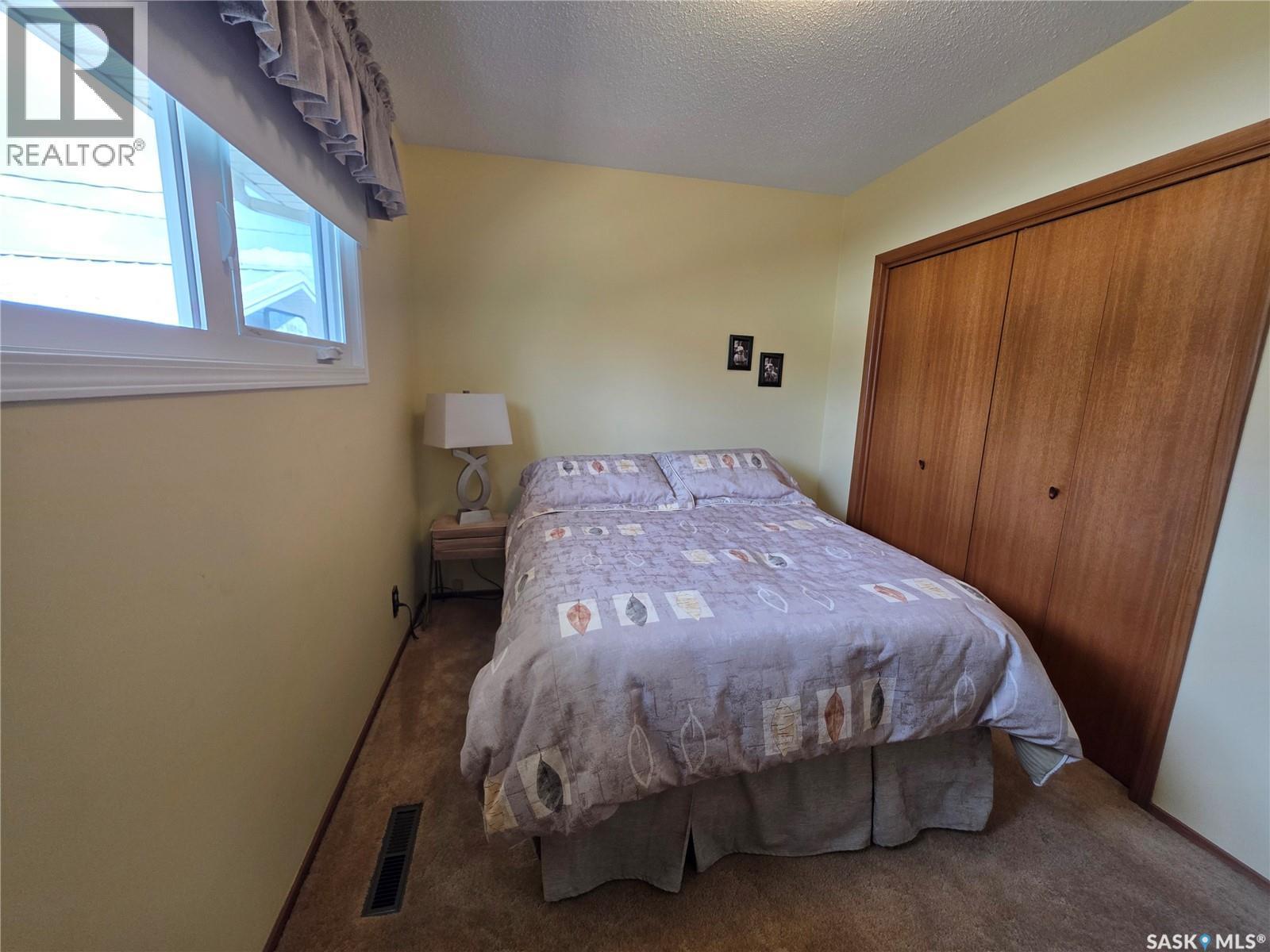 464 Macdonald Drive, Swift Current, SK - Indoor Photo Showing Bedroom