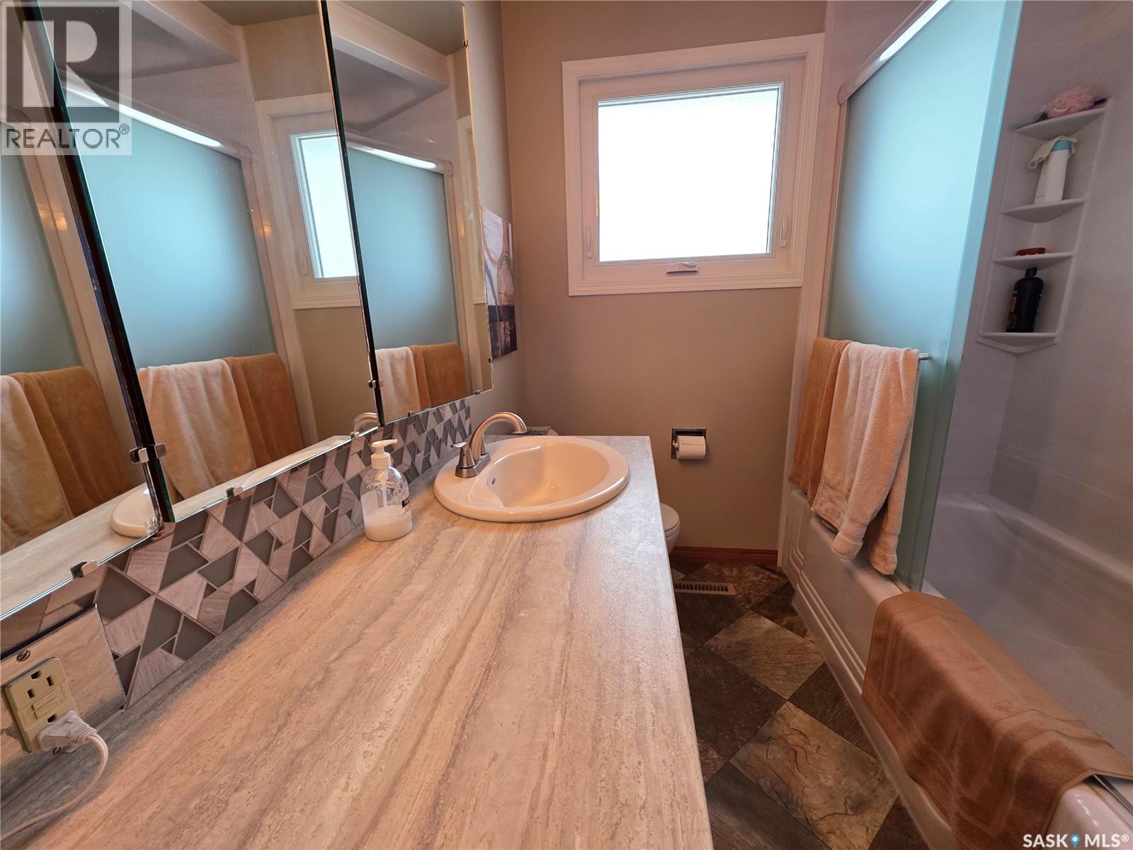 464 Macdonald Drive, Swift Current, SK - Indoor Photo Showing Bathroom