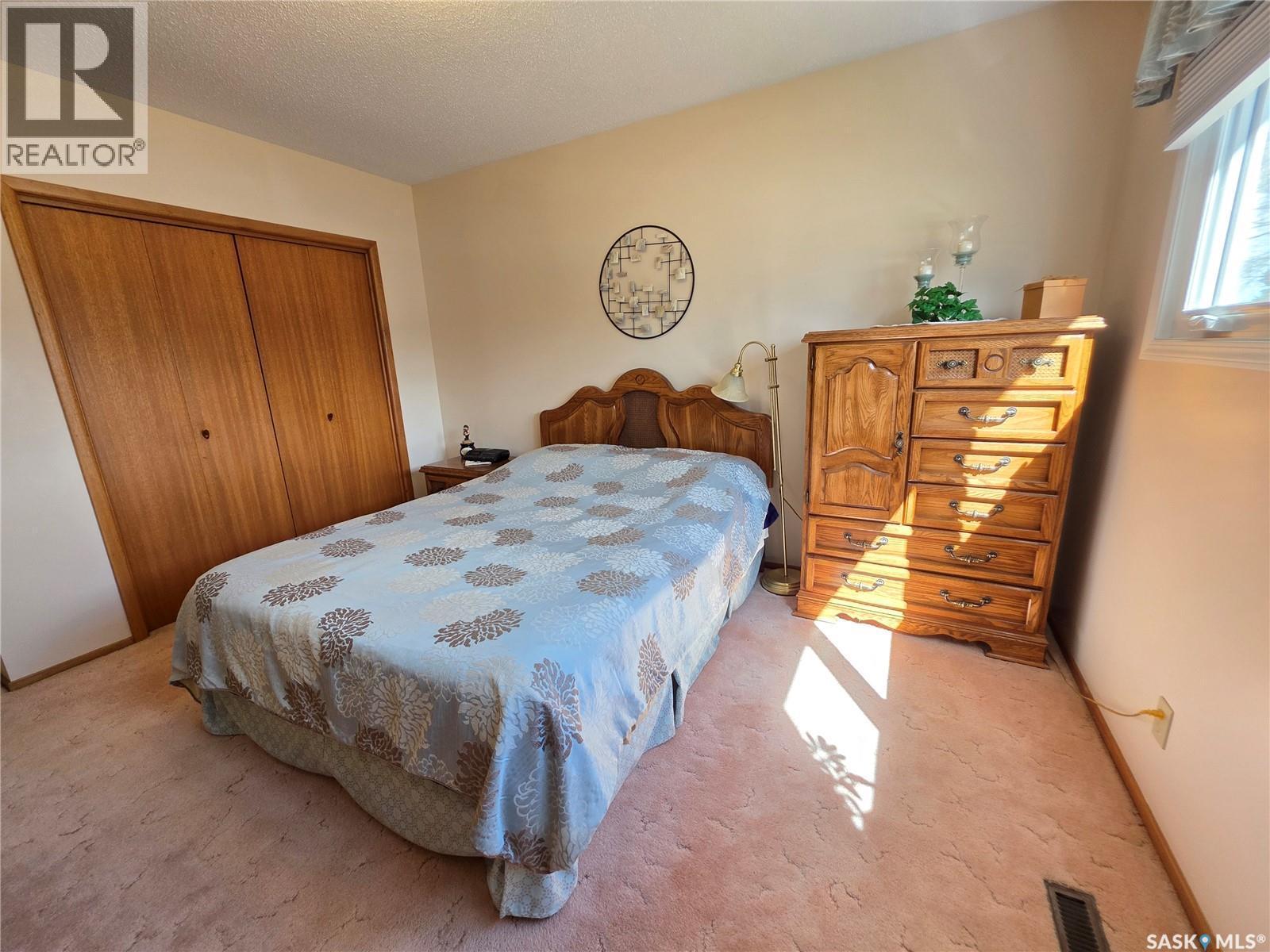 464 Macdonald Drive, Swift Current, SK - Indoor Photo Showing Bedroom