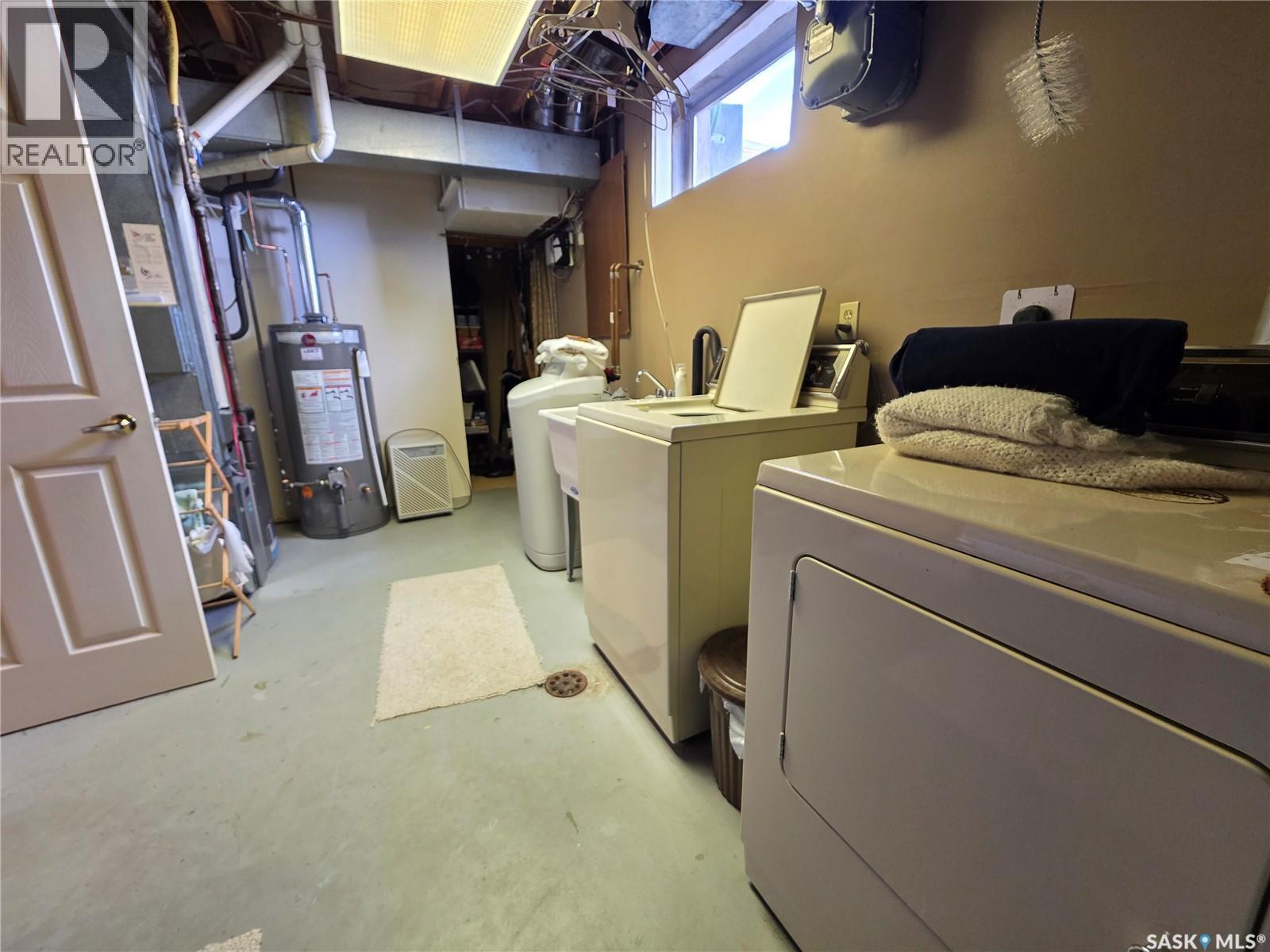464 Macdonald Drive, Swift Current, SK - Indoor Photo Showing Laundry Room